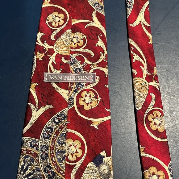 Vintage Van Heusen men’s necktie vine/floral 100% silk 60” long and 4” wide - Picture 2 of 6